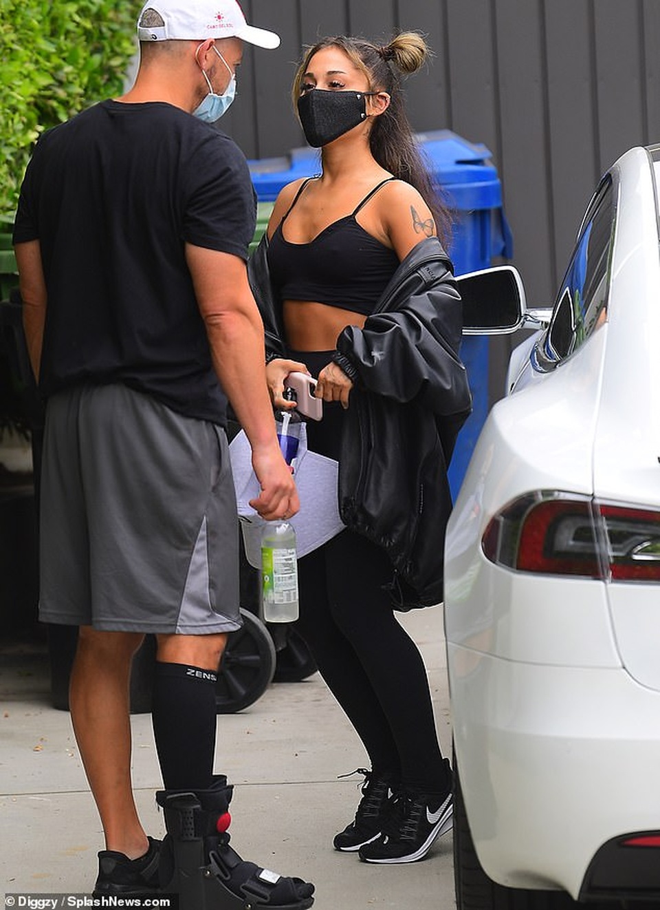 Ariana Grande đeo khẩu trang, khoe eo thon khi tới phòng gym - 2 Ariana Grande đeo khẩu trang, khoe eo thon khi tới phòng gym - 2