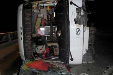 Xe khách lật giữa cầu, 7 hành khách bị thương