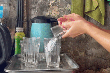 Màn "múa nước sôi" điệu nghệ giúp cô chủ quán trà đá ở Hà Nội đắt khách