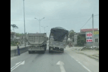 Kinh hãi xe tải bị lệch trục, nghiêng thùng vẫn phóng vèo vèo trên đường