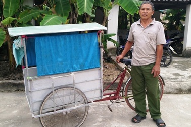 Lão nông chế “chuyên xe” đưa học sinh đến trường