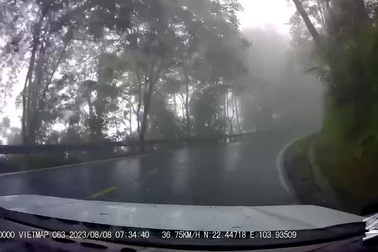 Vượt ẩu ở đoạn đường đèo cua khuất tầm nhìn, taxi gây tai nạn đối đầu