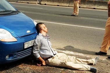 Tài xế lái ô tô “ép” chết CSGT từng ném “bom khói” vào ngân hàng