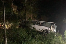 Lật xe chở khách du lịch, 3 người chết, 10 người bị thương