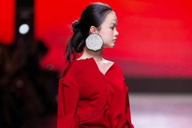 Tiết lộ thú vị về mẫu nhí Việt sải bước tự tin tại Tuần lễ thời trang Milan