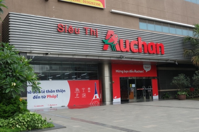 Siêu thị Auchan vắng vẻ, lặng lẽ tháo các kệ hàng sau bão giảm giá - Ảnh 1. Siêu thị Auchan vắng vẻ, lặng lẽ tháo các kệ hàng sau bão giảm giá - Ảnh 1.