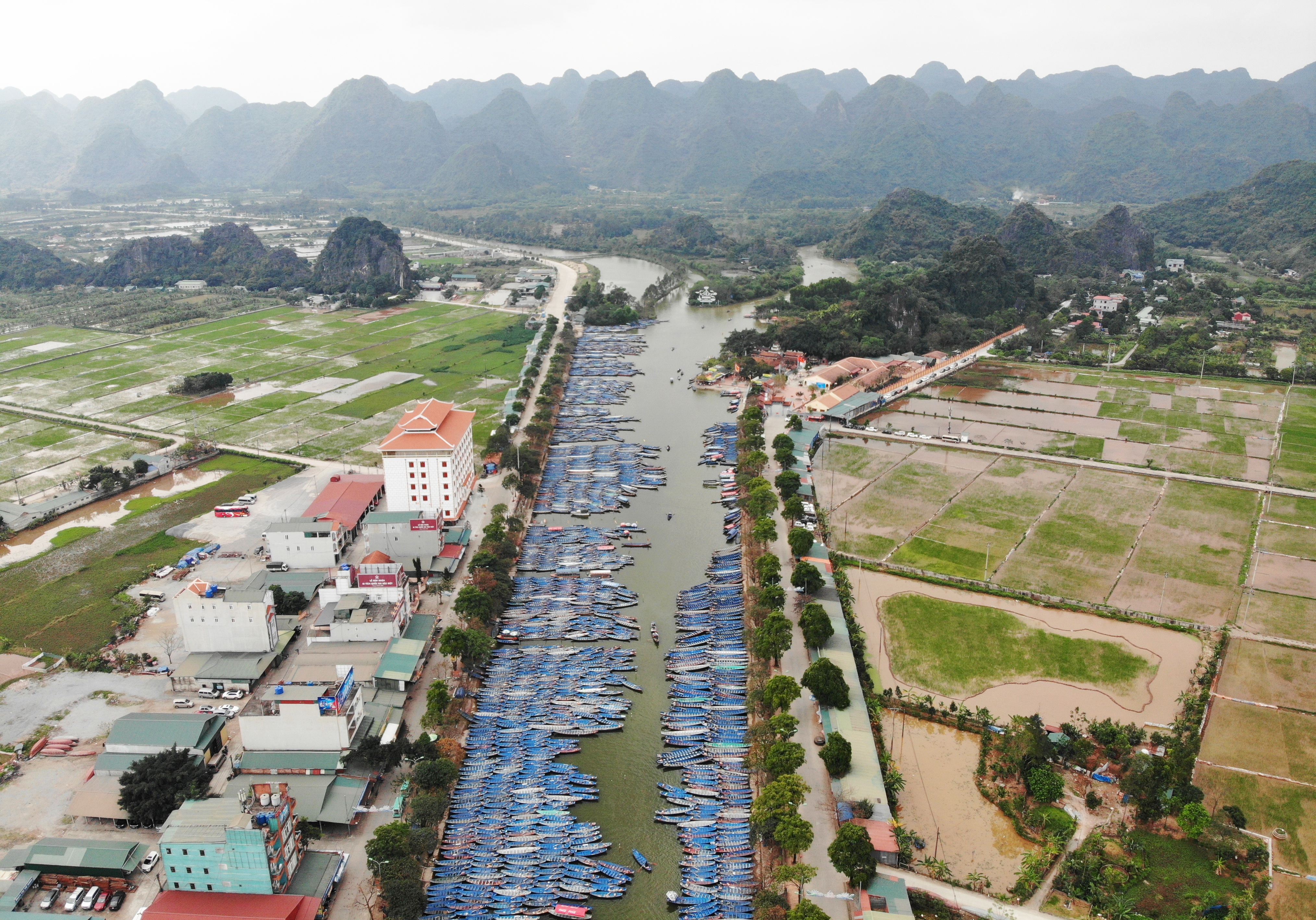 Chùa Hương vắng lặng, hàng nghìn con đò "phơi sương" chờ khách