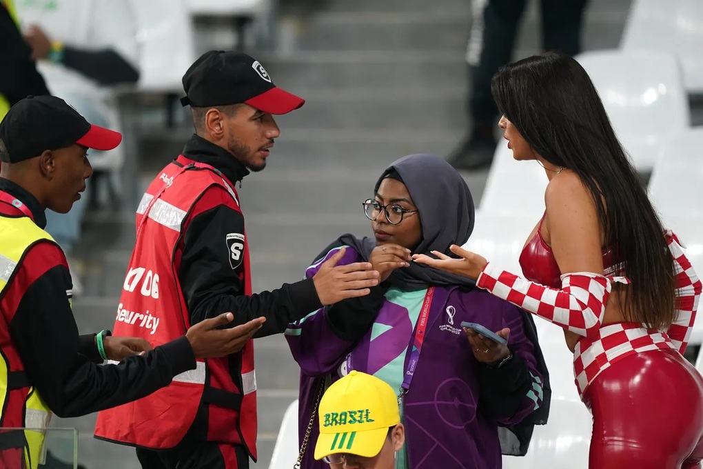 Fan nữ nóng bỏng nhất World Cup đã gặp rắc rối đầu tiên - 2 Fan nữ nóng bỏng nhất World Cup đã gặp rắc rối đầu tiên - 2