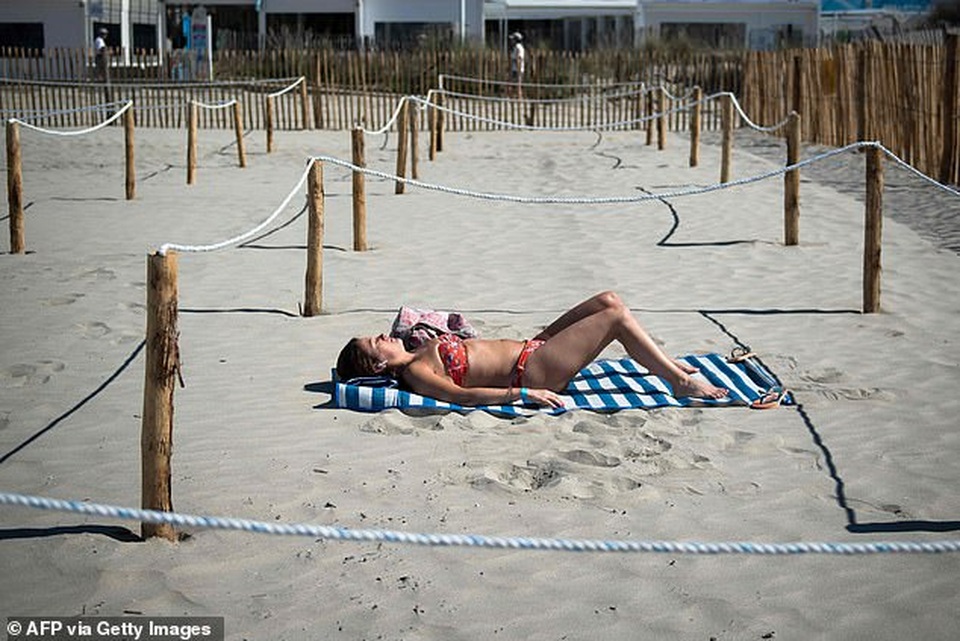 Bi hài chuyện tắm biển nhưng vẫn phải căng dây giữ khoảng cách an toàn - 4 Bi hài chuyện tắm biển nhưng vẫn phải căng dây giữ khoảng cách an toàn - 4