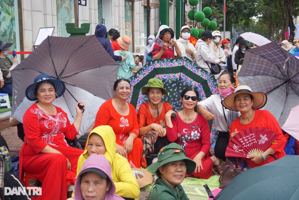 Hàng ngàn người đội nắng nhiều giờ, giữ chỗ ở đường Lê Duẩn xem diễu binh - 2 Hàng ngàn người đội nắng nhiều giờ, giữ chỗ ở đường Lê Duẩn xem diễu binh - 2