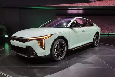 Ảnh thực tế Kia K4 2025: Thiết kế phá cách, cụm màn hình gần 30 inch