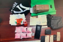 Chặn xe ô tô trên quốc lộ, phát hiện hơn 1kg ma túy đá