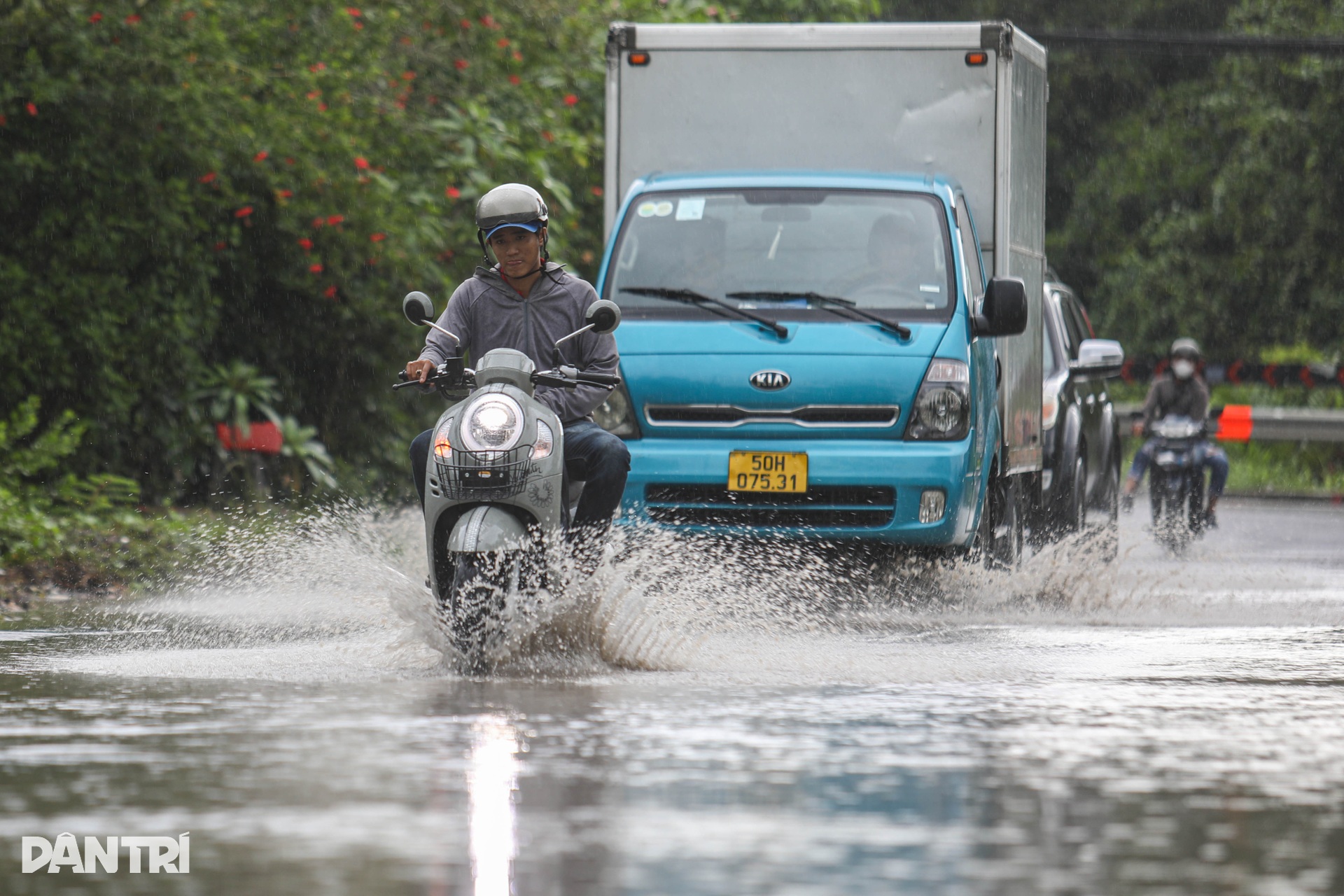 Con đường hàng trăm hố bom, vá đi vá lại sau mỗi cơn mưa ở TPHCM - 4 Con đường hàng trăm hố bom, vá đi vá lại sau mỗi cơn mưa ở TPHCM - 4
