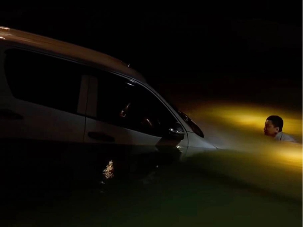 Bắc Ninh: Lái xe rẽ xuống ao, người phụ nữ được người dân hỗ trợ kịp thời - 2