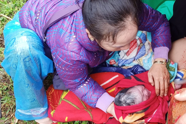 Bé gái người Cor chào đời bên vệ đường giữa cơn mưa rừng