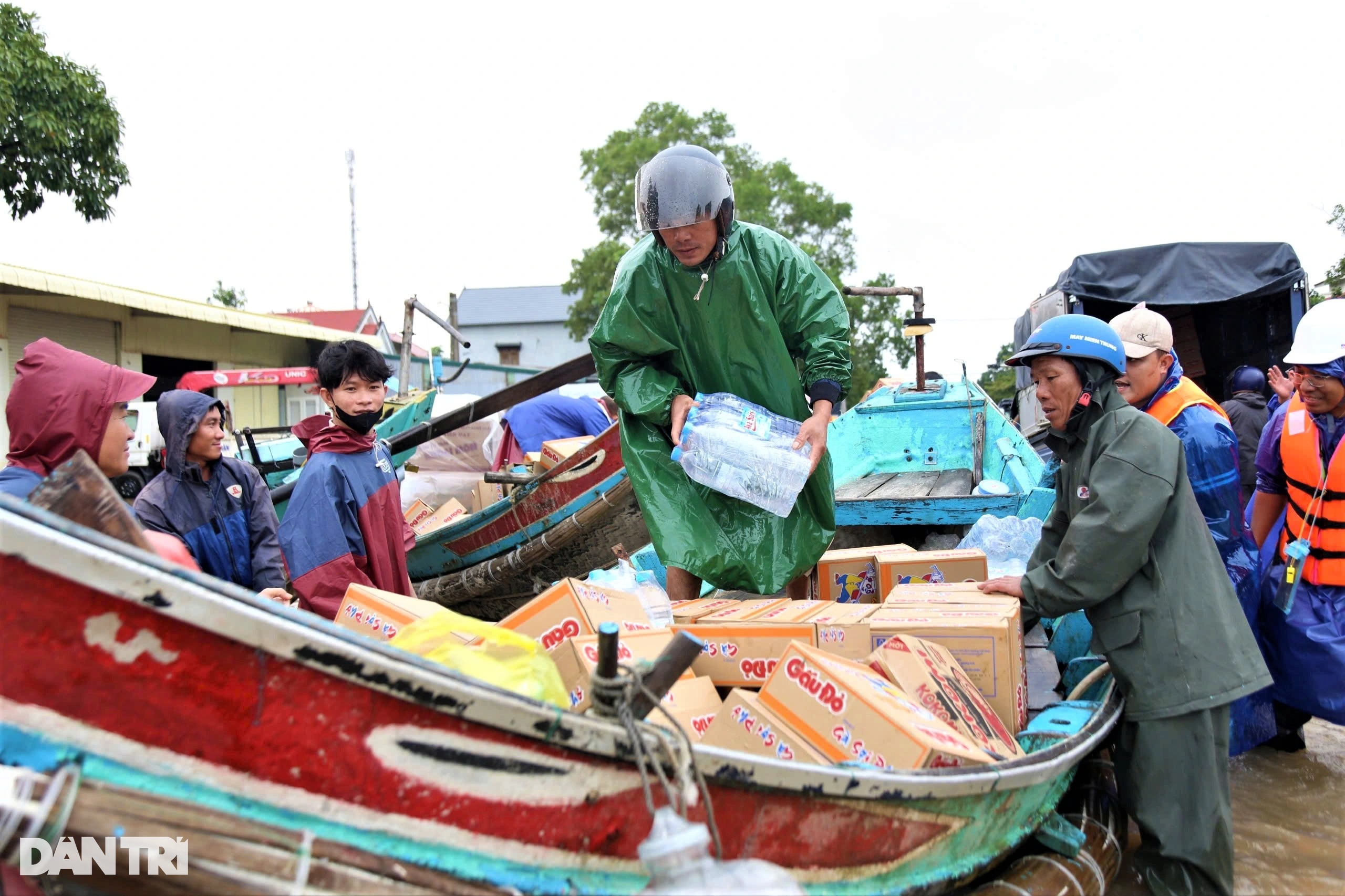 Những chiếc thuyền rời biển đến vùng rốn lũ Quảng Bình chở hàng cứu trợ - 8