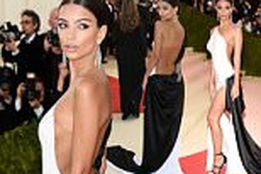 Biểu tượng gợi cảm mặc hở bạo tại gala thời trang