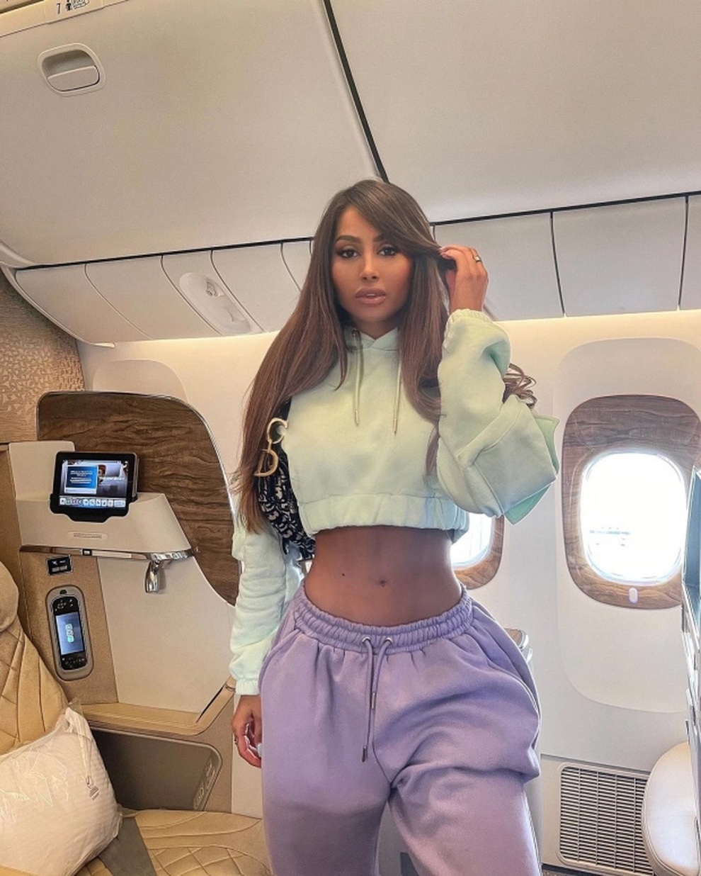 Hotgirl sống ảo: Chụp ảnh trong khoang thương gia dù ngồi ghế phổ thông - 2 Hotgirl sống ảo: Chụp ảnh trong khoang thương gia dù ngồi ghế phổ thông - 2