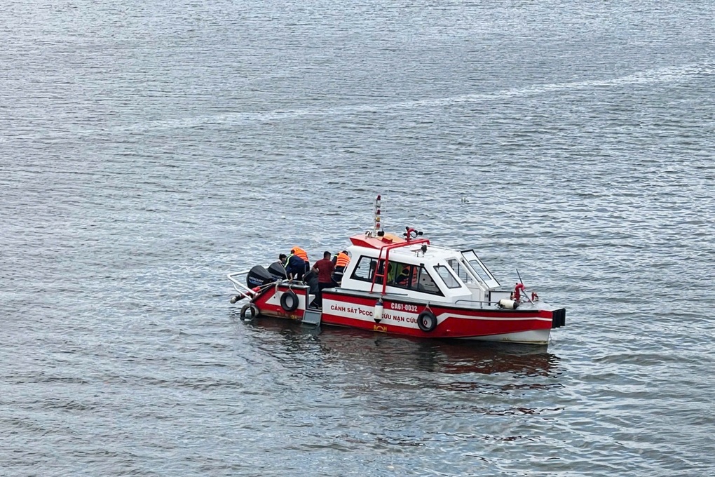 Tìm cô gái nhảy cầu, phát hiện thi thể nam dưới sông Sài Gòn - 1 Tìm cô gái nhảy cầu, phát hiện thi thể nam dưới sông Sài Gòn - 1