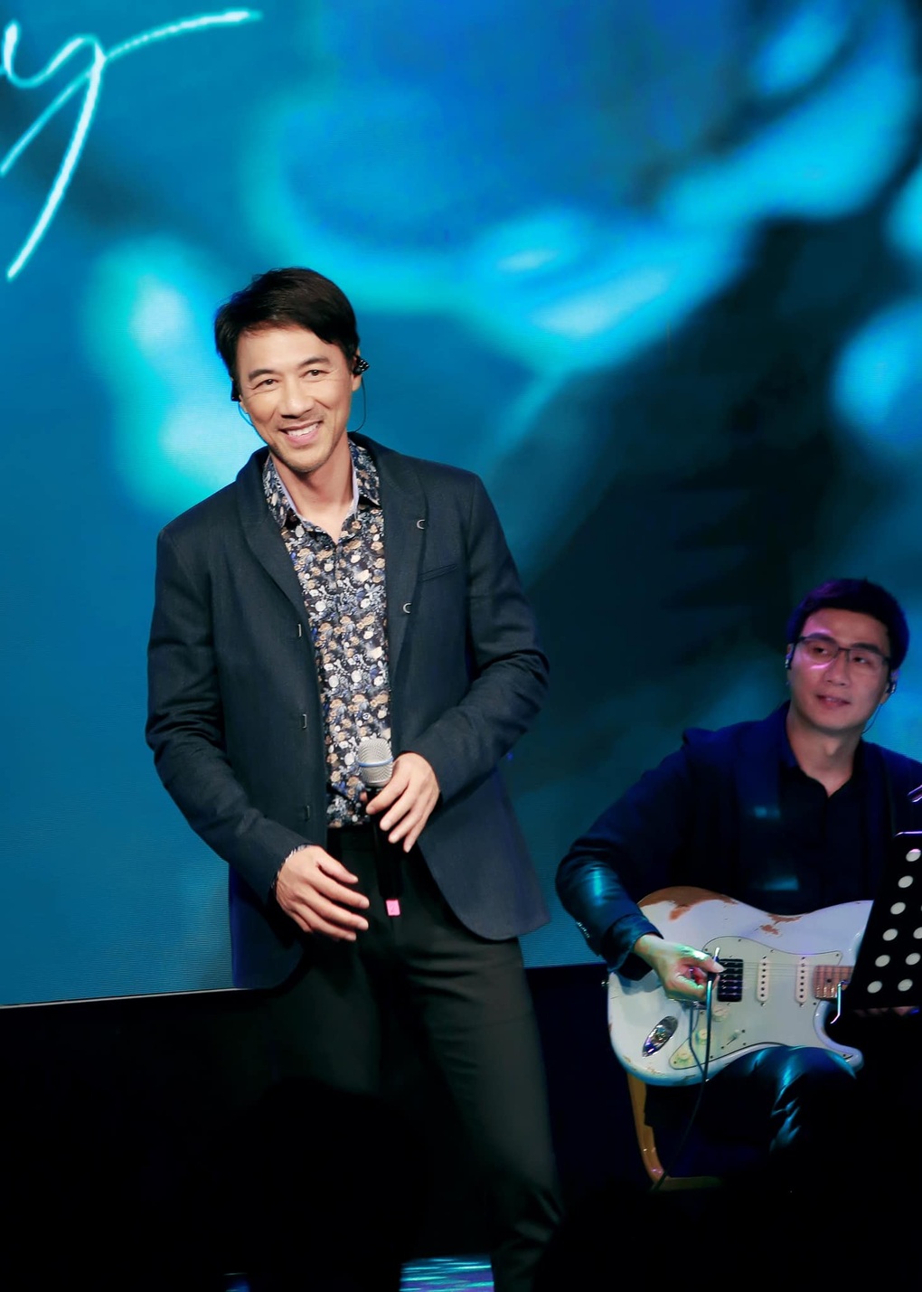 Ca sĩ lãng tử Tô Chấn Phong phong độ ở tuổi U60 - 1 Ca sĩ lãng tử Tô Chấn Phong phong độ ở tuổi U60 - 1