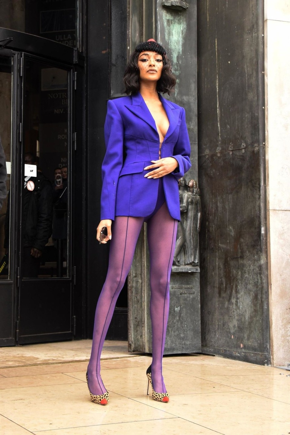 Siêu mẫu Jourdan Dunn diện áo lấp ló vòng một - 2 Siêu mẫu Jourdan Dunn diện áo lấp ló vòng một - 2