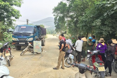 Hơn 10 năm "sống mòn" vì ô nhiễm, người dân phẫn nộ chặn xe tải vào mỏ!
