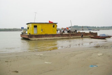 Nổ súng náo loạn ngã ba sông Bạch Hạc