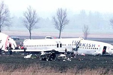 Máy bay chở 135 hành khách gãy làm 3 ở Amsterdam