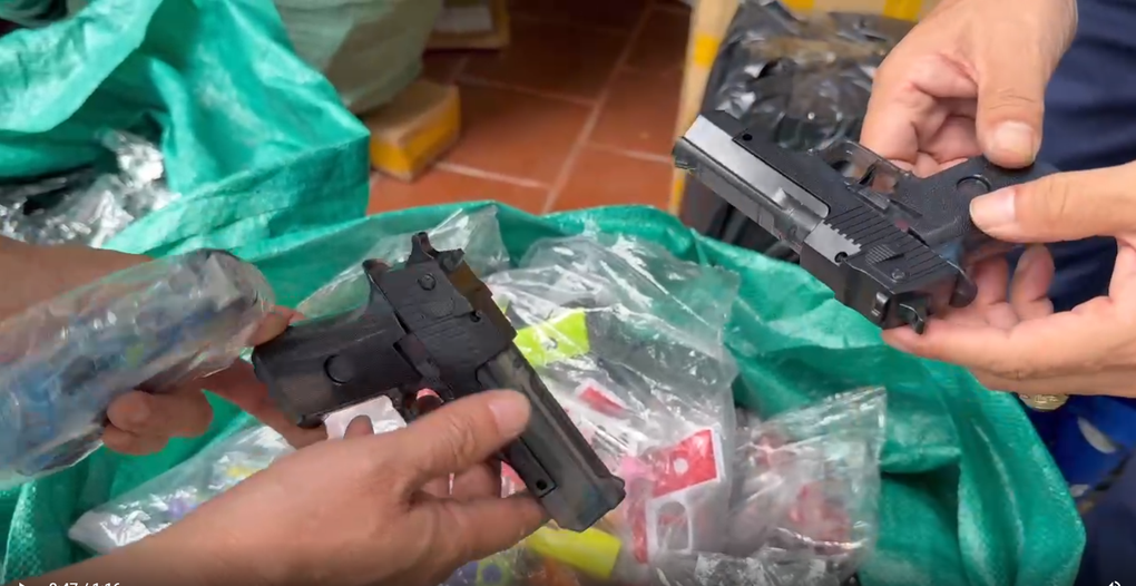 Hà Nội: Thu giữ 660 khẩu súng đồ chơi trẻ em nhập lậu - 1 Hà Nội: Thu giữ 660 khẩu súng đồ chơi trẻ em nhập lậu - 1