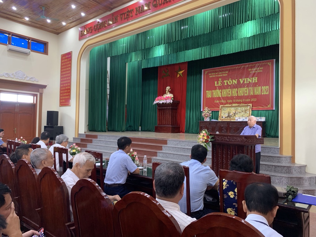 Lễ trao học bổng cho tân sinh viên nghèo và phần thưởng HSG thường niên dưới quê cho HS toàn xã Xuân Hồng. Tiền thưởng do Đồng hương Hành Thiện gây Quỹ . Lễ trao học bổng cho tân sinh viên nghèo và phần thưởng HSG thường niên dưới quê cho HS toàn xã Xuân Hồng. Tiền thưởng do Đồng hương Hành Thiện gây Quỹ .