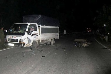 Quảng Bình: Tông vào xe tải, 2 người thương vong