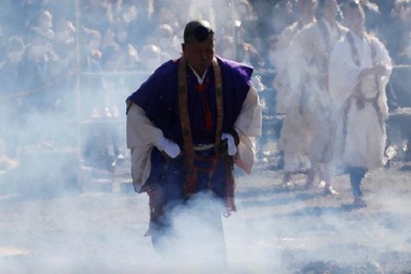 Bước trên lửa than đỏ rực để cầu nguyện vì đại dịch