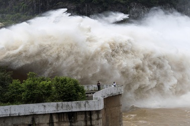 Hàng loạt hoạt động khai thác nguồn nước sắp phải đóng phí