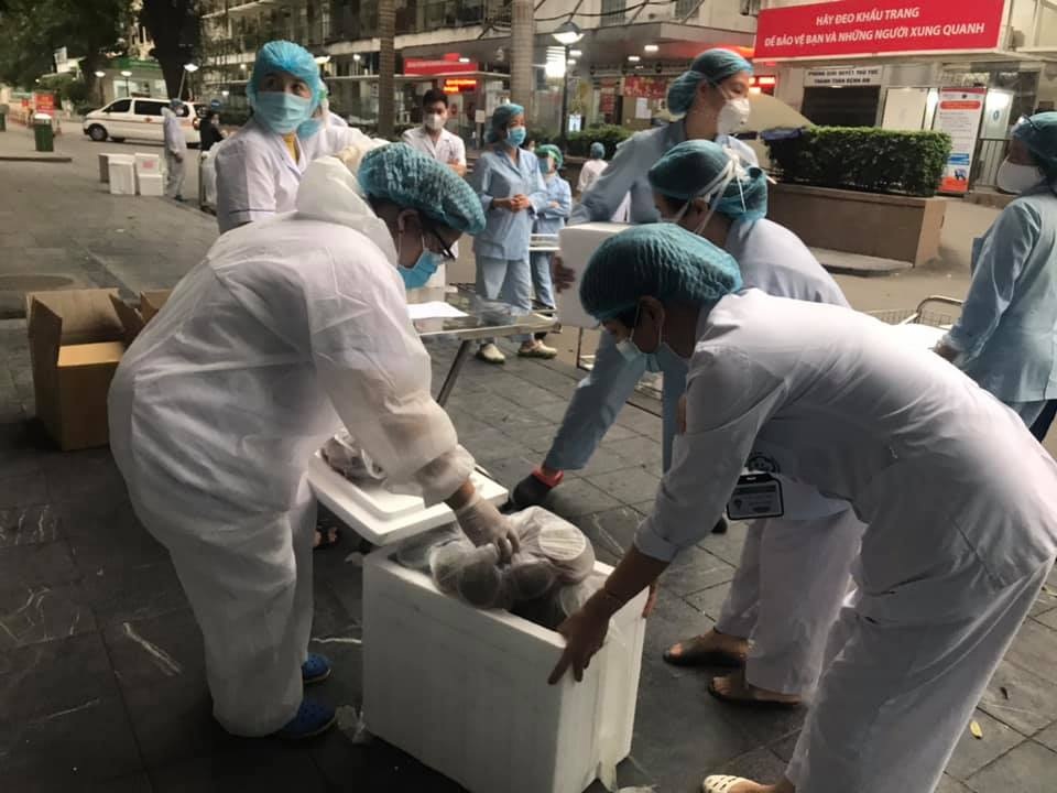 Những hình ảnh cảm động trong bệnh viện giữa tâm dịch Covid-19 - 5 Những hình ảnh cảm động trong bệnh viện giữa tâm dịch Covid-19 - 5