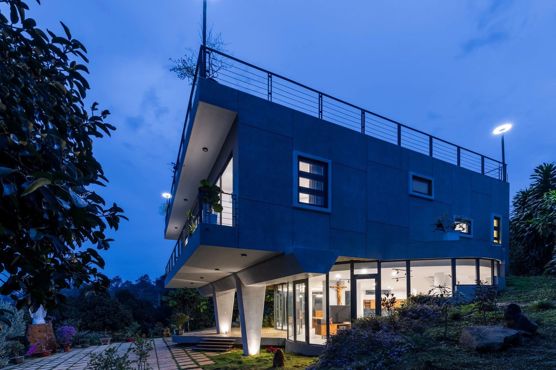 Nhà ở Lâm Đồng lấy cảm hứng từ dầm cầu, 4 mặt cửa kính ngập ánh sáng - 3 Nhà ở Lâm Đồng lấy cảm hứng từ dầm cầu, 4 mặt cửa kính ngập ánh sáng - 3