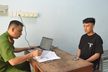 Cướp dây chuyền ở tiệm vàng để có tiền chuộc xe cho vợ