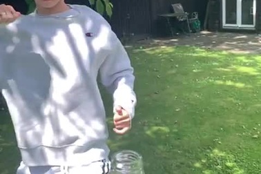 Anh chàng điển trai tham gia thử thách đá nắp chai hút 300.000 views