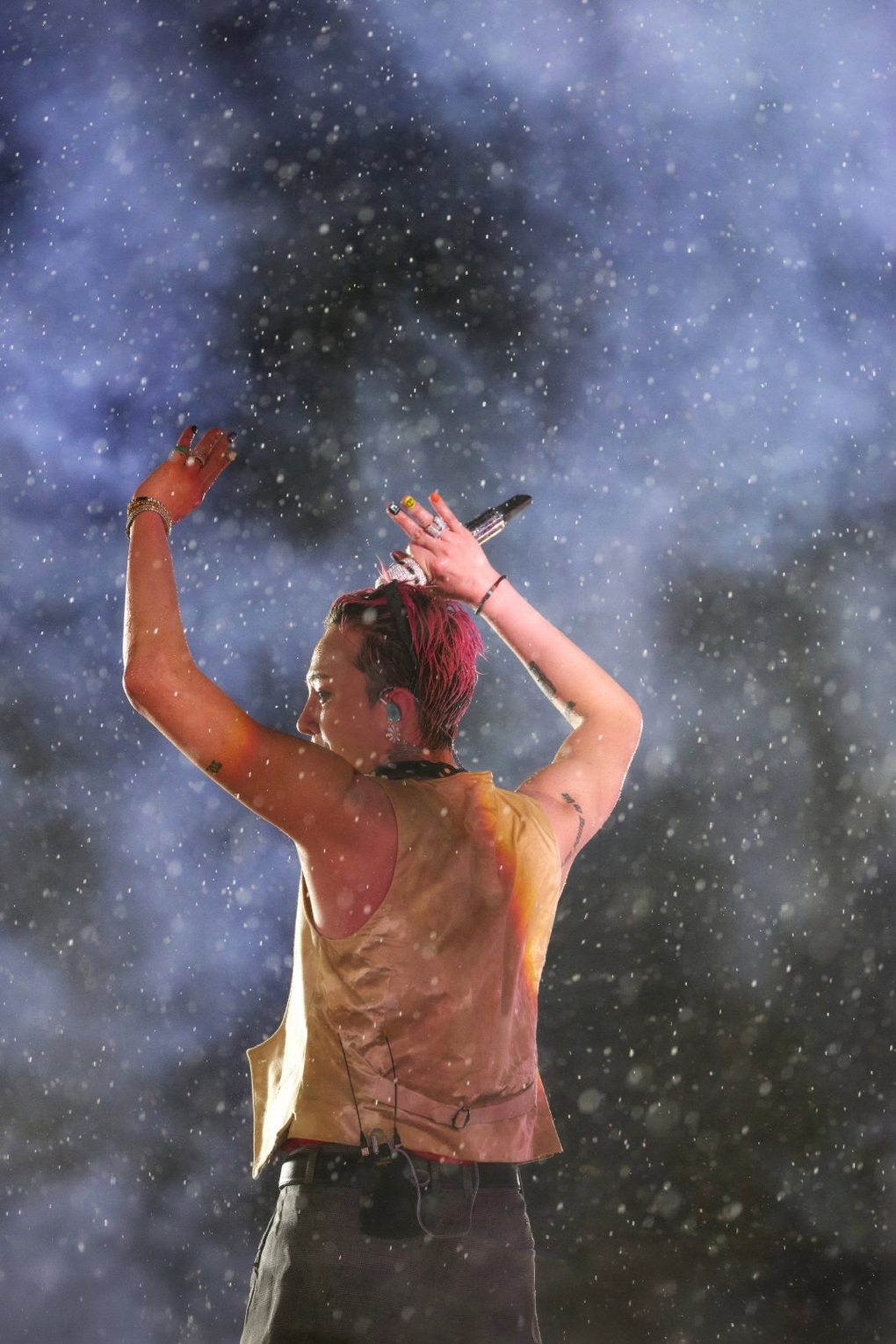 G-Dragon đăng ảnh tắm mưa, cảm ơn khán giả Việt sau đêm diễn huyền thoại - 1 G-Dragon đăng ảnh tắm mưa, cảm ơn khán giả Việt sau đêm diễn huyền thoại - 1