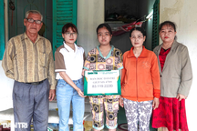 Nữ sinh trường chuyên mắc căn bệnh hiếm gặp được giúp đỡ hơn 230 triệu đồng