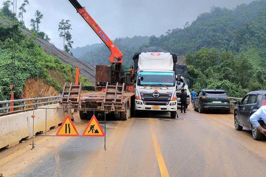 Cao tốc La Sơn - Hòa Liên ách tắc sau vụ va chạm giữa 2 xe tải - 1 Cao tốc La Sơn - Hòa Liên ách tắc sau vụ va chạm giữa 2 xe tải - 1