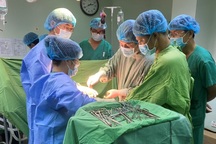 20 bác sĩ chạy đua với thời gian cứu cô gái trẻ bị container cán qua người