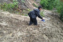 Xúc động hình ảnh giáo viên vượt hiểm nguy đến trường cho kịp lễ khai giảng