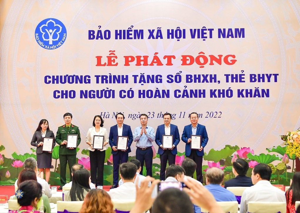 Vietcombank tặng bảo hiểm xã hội, bảo hiểm y tế cho người có hoàn cảnh khó khăn