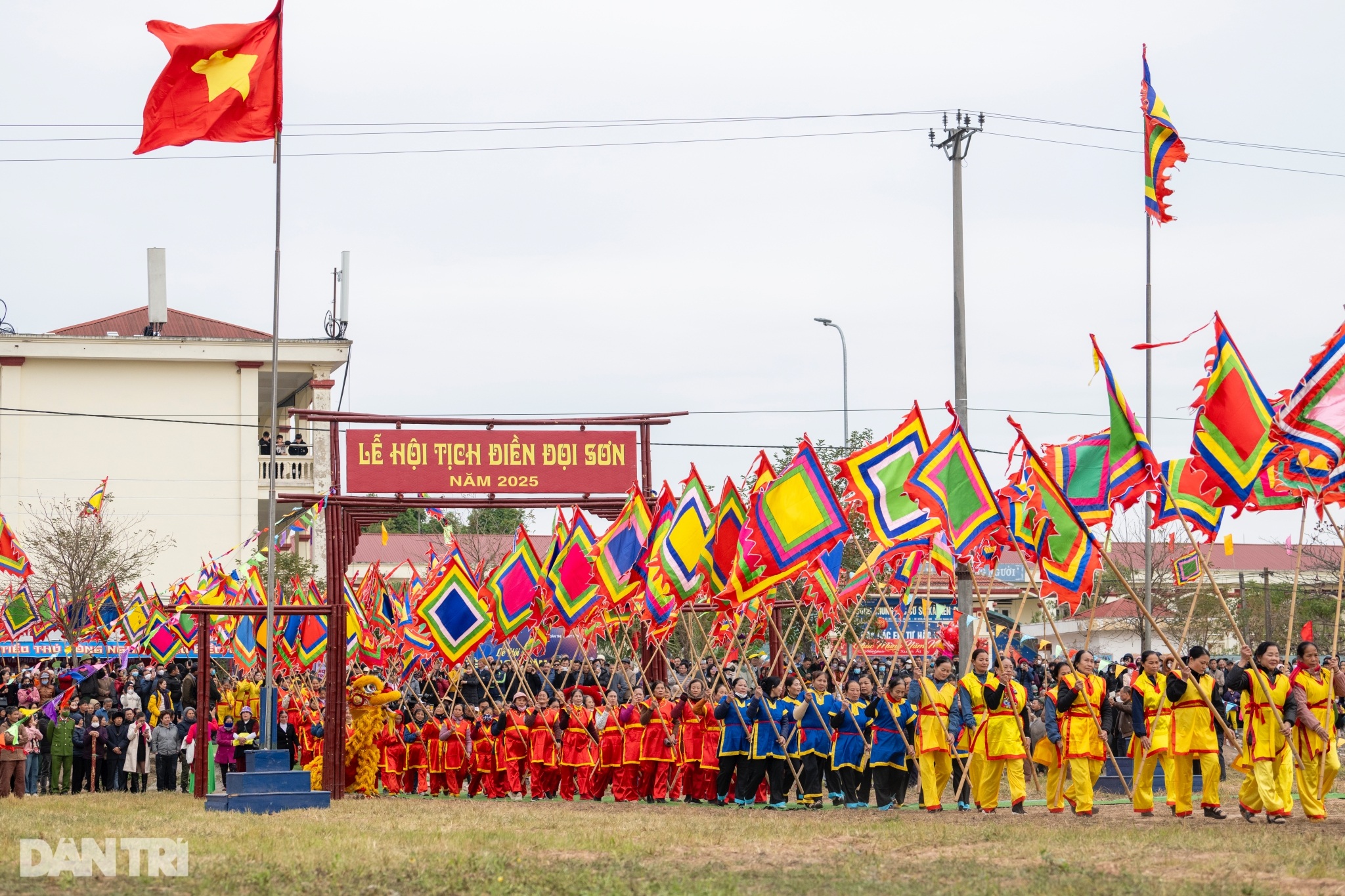 View - Lão nông đeo mặt nạ, đóng vai vua xuống ruộng đi cày | Báo Dân trí