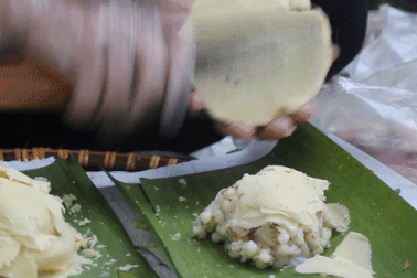 Kỹ nghệ gói xôi nhanh như “chớp” giúp bà chủ Hà Nội bán cả tạ gạo mỗi ngày