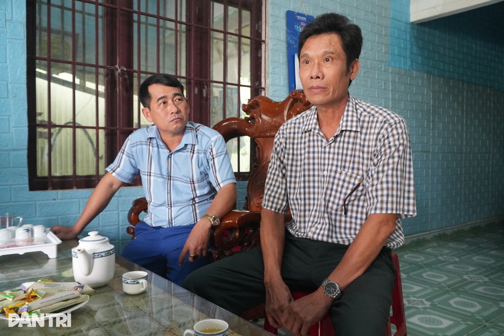 Năm ngày vượt biển về nhà, người đàn ông khóc nghẹn bên mộ vợ - 3 Năm ngày vượt biển về nhà, người đàn ông khóc nghẹn bên mộ vợ - 3