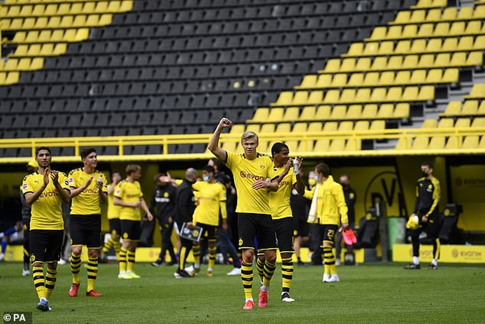 Những khoảnh khắc tỏa sáng của Haaland giúp Dortmund thắng đậm Schalke - 8 Những khoảnh khắc tỏa sáng của Haaland giúp Dortmund thắng đậm Schalke - 8