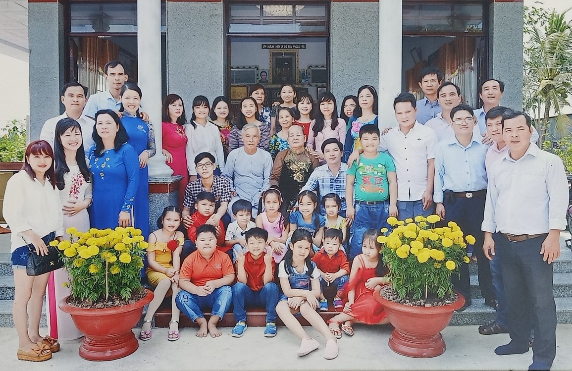 Lão nông miền Tây chuyên vá đường từ thiện có 18 con, cháu theo nghề giáo - 5 Lão nông miền Tây chuyên vá đường từ thiện có 18 con, cháu theo nghề giáo - 5