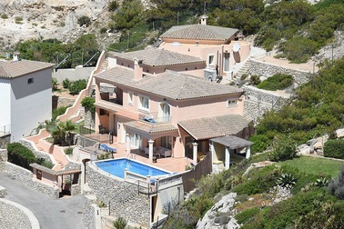 Ngắm biệt thự trị giá gần 4 triệu đô la đẹp như mộng mới tậu của Brangelina