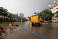 Hàng loạt khu vực ở Hà Nội dềnh nước sau trận mưa lớn